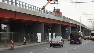Vilniaus pietinį aplinkkelį stačiusi &bdquo;Fegda&ldquo; nori statyti ir vakarinį, tačiau, įtardama, kad konkurso gali nelaimėti, teisybės ie&scaron;ko teismuose. 