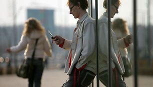 Skambinant mobiliuoju užsienyje, verta pasidomėti vietinėmis kainomis.