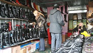 Tilžės turgavietės prekeiviai pasipiktino, anot jų, milžini&scaron;kais mokesčiais. 