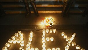 Protestai atsinaujino tik vakare, dieną žuvusio jaunuolio graikai gedėjo taikiai.
