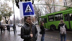 Prie VDU bus įrengta reguliuojama pėsčiųjų perėja.