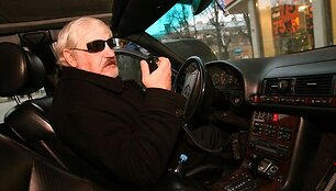 Taksistu dirbantis V.&Scaron;ustauskas tvirtino sunkiai pragyvenantis i&scaron; gaunamų pajamų, nes klientų darbo dienomis beveik neturi.