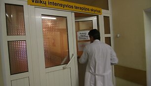 Tikslesnės mįslingai kūdikio patirtų sužalojimų aplinkybės turėtų paai&scaron;kėti medikams atlikus i&scaron;samesnius tyrimus.