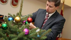 A.Kupčinskas taip pat prisidėjo prie dovanotų eglučių puo&scaron;ybos.