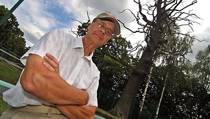 Profesorius Saulius Kau&scaron;inis įtaria, jog sporto ir sveikatingumo centro teritorijoje esančius ąžuolus galėjo numarinti tuo suinteresuoti žmonės.