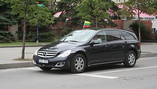 Į gatves i&scaron;rieda vis daugiau trispalvėmis pasidabinusių automobilių.