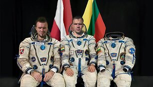 Drąsūs menininkai ketina pažvelgti į &bdquo;kosminio meno nei&scaron;tirtosios estetikos juodąsias skyles&ldquo;.