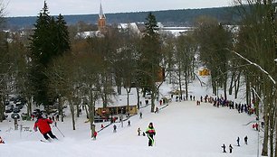 Žiemą Birštone, šalia Vytauto piliakalnio įsikūrusiose slidinėjimo trasose, žmonių netrūksta.