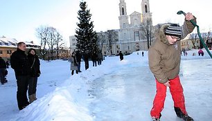 Rotušės aikštėje besidarbuojantys jaunieji skulptoriai spėjo ne tik skulptūroms sniegą ruošti, bet ir ledą „palaistyti“. 