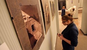 Teatre įkurtoje parodoje eksponuojami naujausi kauniečio grafiko E.Rudinsko kūriniai.