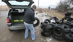 Uždarius miestiečiams žinomą atliekų surinkimo aikštelę Viršuliškėse, gyventojai dėvėtas padangas krauna į krūvą šalia jos.