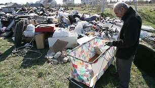 Ateities plente savaitgalį i&scaron;dygęs &scaron;iuk&scaron;lių kalnas sudomino benamius. Tarp buitinių rakandų jie ie&scaron;kojo sau reikalingų daiktų.