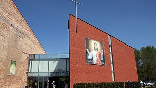  Klebonas J.Stankevičius džiaugėsi duris tikintiesiems atvėrusia &scaron;ventove. 