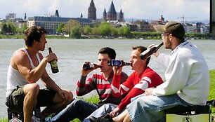 Alkoholis dažnai tampa linksmybių varikliu.