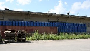 Kol teisininkai, valdininkai ir verslininkai ginčijasi, neprižiūrimi konteineriai su senais pesticidais trūnija Vilniaus Auk&scaron;tuosiuose Paneriuose