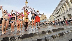 „Femen“ pasirodymas Kijevo centre sulaukė daug dėmesio. 