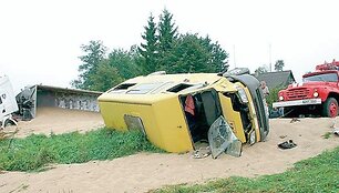 Neblaivių vairuotojų &bdquo;žygiai&ldquo; kartais baigiasi griovyje
