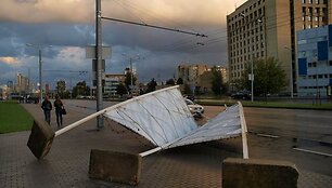Nuvirtęs stendas sukėlė pavojų vairuotojams.