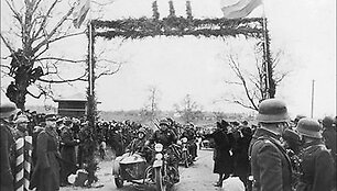 Motorizuoti pėstininkai kerta buvusią demarkacijos linija ties &scaron;irvintomis 1939 m. spalio 27-ąją.
