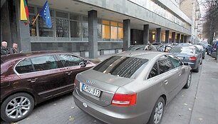 Puota bado metu: antradienį į Ūkio ministeriją net vietos valdžios atstovai atvyko i&scaron;taigingais automobiliais.