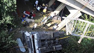 I&scaron; Antalijos į Pamukalės kurortą Turkijos pietvakarinėje Denizlio provincijoje važiavęs turistinis autobusas nulėkė nuo tilto ir įkrito į Aksu upę.