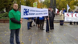 Profesinių sąjungų piketo dalyviai