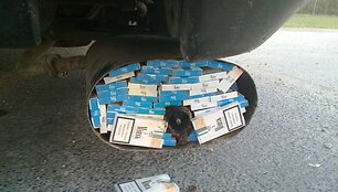 Rūkalai buvo suki&scaron;ti į du automobilio duslintuvo bakelius.