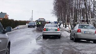 Penki žmonės buvo sužaloti Vilniaus rajone automobiliui  &bdquo;Audi&ldquo; nuvažiavus nuo kelio ir atsitrenkus į medžius.