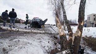Penki žmonės buvo sužaloti Vilniaus rajone automobiliui  &bdquo;Audi&ldquo; nuvažiavus nuo kelio ir atsitrenkus į medžius.