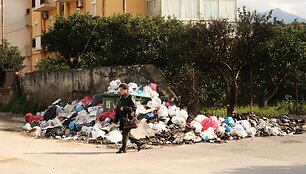 Barcellona Pozzo di Gotto mieste susikaupė &scaron;iuk&scaron;lių kalnai.