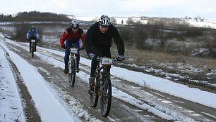 Dviratininkai privalo dėvėti šalmus, nes tik jie apsaugos galvą, jei tektų kristi.