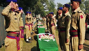 Laidotuviu ceremonija, per kurią pagerbti žuvę 24 pakistaniečių kariai.