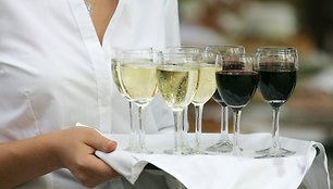 Draudimas prekiauti alkoholiu rugsėjo pirmąją itin piktina viešbučių ir restoranų savininkus. 