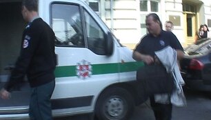 Lapinskas vedamas į policijos automobilį.