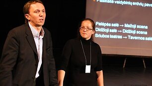 Naujienų &scaron;ūsniu pradedantys sezoną KVDT vadovas E.Stancikas ir teatro atstovė spaudai M.Pilkaitė tiki, kad jis bus įdomus žiūrovams.