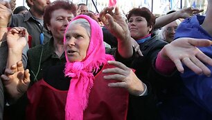 Rusai, nors ir naudoja kirilicą, o jų kalbą nė i&scaron; tolo nepana&scaron;i nė į vieną Vakarų valstybių kalbą, mielai vartoja angli&scaron;kus žodžius ir nesuka sau dėl to galvos.