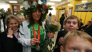 Pekino parolimpinių žaidynių sidabro laimėtoją A.Grigaliūnienę &scaron;iltai sutiko mokyklos, kurioje ji dirba, moksleiviai. 