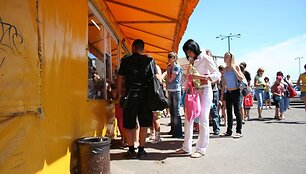 Kioskuose pardavinėjami kar&scaron;ti užkandžiai, saldumynai, alkoholis