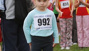 trimete begike2.jpgJauniausia varžybų dalyvė - trimetė Erika Pontežytė iš Gargždų. Ją į varžybas atsivežė bėgikas tėtis.  