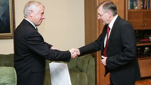 (i&scaron; kairės) Vytauto Didžiojo universiteto rektorių prof. Zigmas Lydeka susitiko su Lietuvos Respublikos Ministru Pirmininku Gediminu Kirkilu Lietuvos Respublikos Vyriausybės rūmuose, Vilniuje.