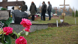 Visų &Scaron;ventųjų dienos akimirkos Dėdeli&scaron;kių kapinėse, Grigi&scaron;kės