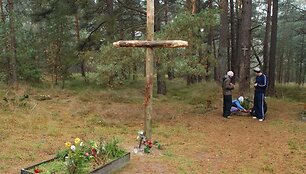 Senąsias kapines Melnragėje žymi naujas kryžius, apie kurio statytojus sklando tik spėlionės.