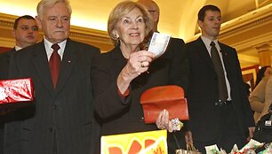 Tarptautinė kalėdinė labdaros mugė globojama pirmosios &scaron;alies ponios Almos Adamkienės.