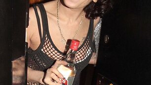 Dainininkė Amy Winehouse atrodo i&scaron;gražėjusi &ndash; be firminės &scaron;ukuosenos ir makiažo.