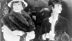 Coco Chanel (kairėje) su drauge modeliu Marie Helene Arnaud