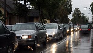 Verslininkai teigia, kad važinėti bendrovėms priklausančiais automobiliais nėra prabanga.