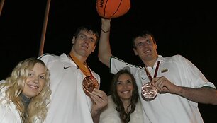 Broliai Lavrinovičiai su žmonomis