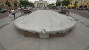Pusantro milijono litų kainavęs Rotu&scaron;ės fontanas miestiečius džiugino neilgai &ndash; jis vis užkliūdavo vandalams, kurie jį sugadino.