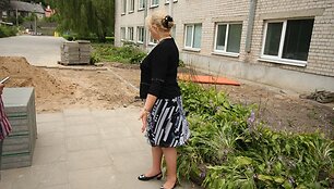 Tvarkydami &scaron;iluminę trasą, darbininkai sunkiąja technika i&scaron;laužė mokyklos &scaron;aligatvį, tačiau jo sutvarkyti neatsiranda kam.