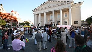 Žmonės renkasi į Rotušės aikštę